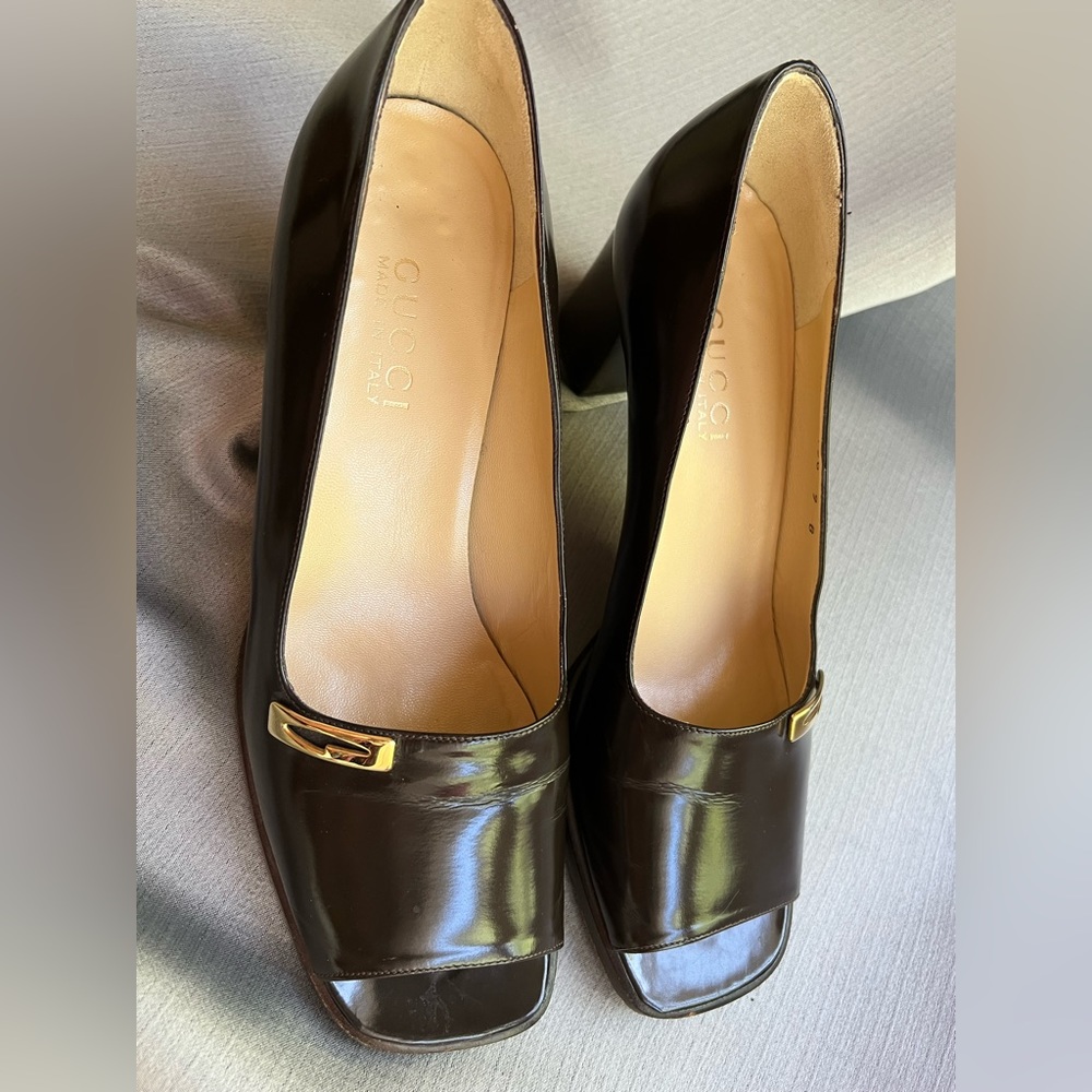 GUCCI -Made in Italy / Rich Brown/ Gucci Logo / Chunky Heel / Open Toe/ Size 9